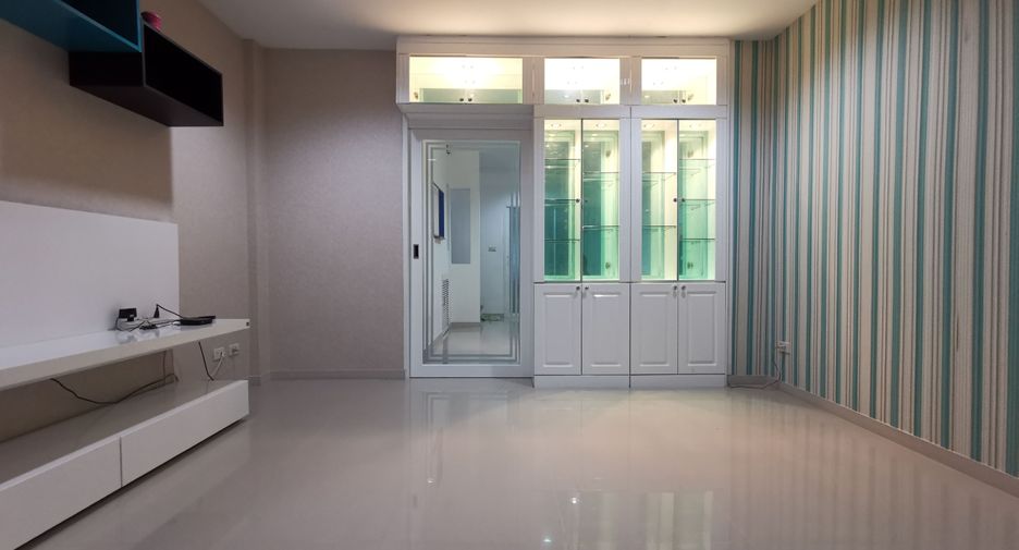 For sale 3 bedrooms townhouse in Bang Khen, Bangkok