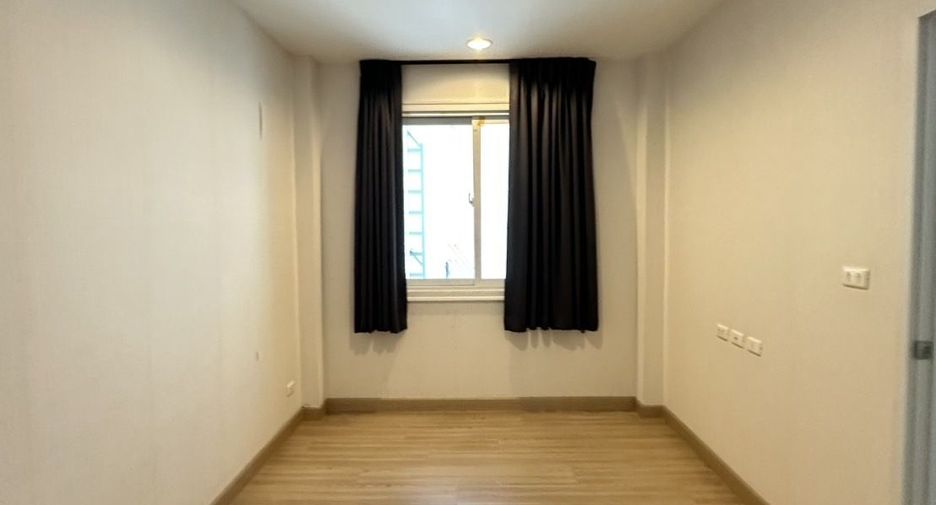 For sale and for rent 5 bedrooms townhouse in Bang Na, Bangkok