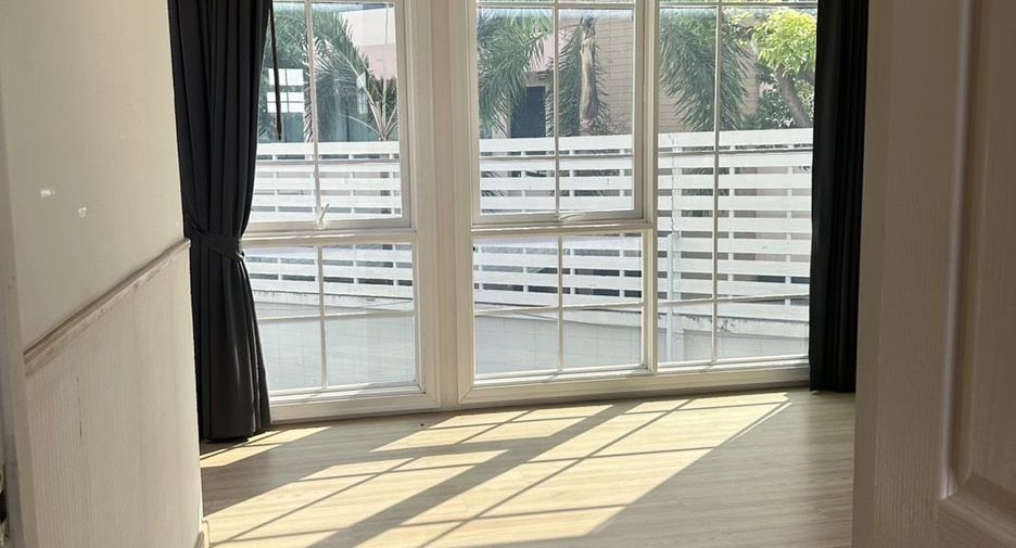 For sale and for rent 5 bedrooms townhouse in Bang Na, Bangkok