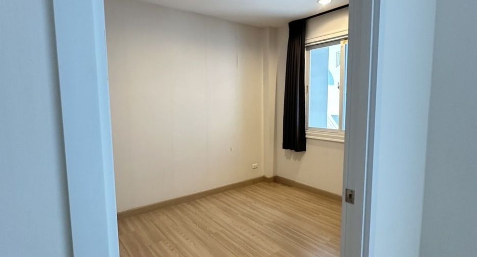 For sale and for rent 5 bedrooms townhouse in Bang Na, Bangkok