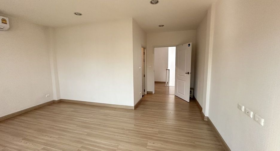 For sale and for rent 5 bedrooms townhouse in Bang Na, Bangkok