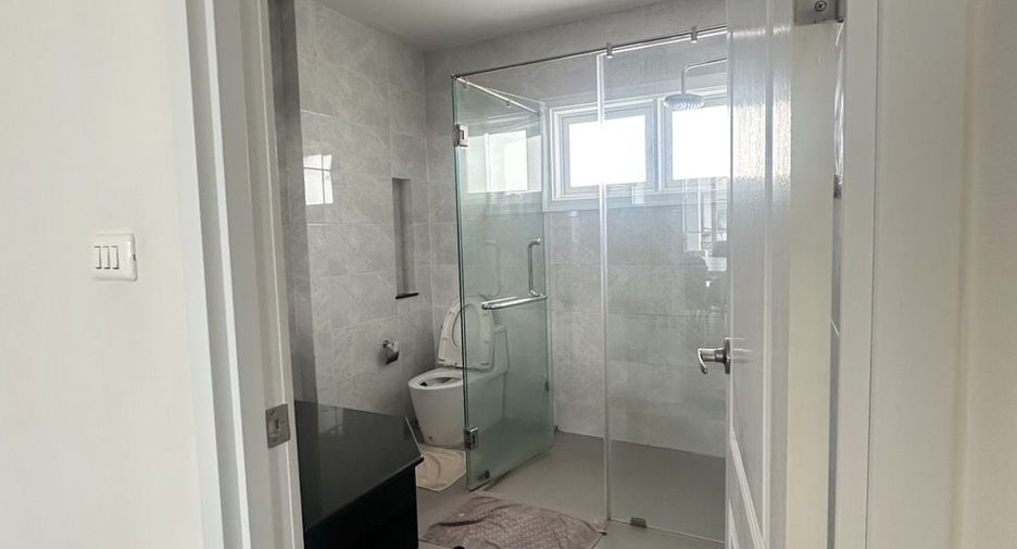 For sale and for rent 5 bedrooms townhouse in Bang Na, Bangkok
