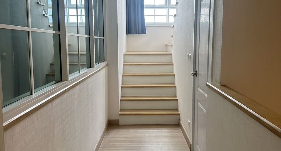 For sale and for rent 5 bedrooms townhouse in Bang Na, Bangkok