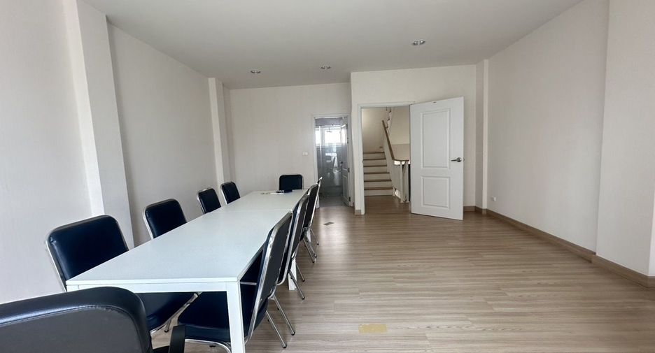 For sale and for rent 5 bedrooms townhouse in Bang Na, Bangkok
