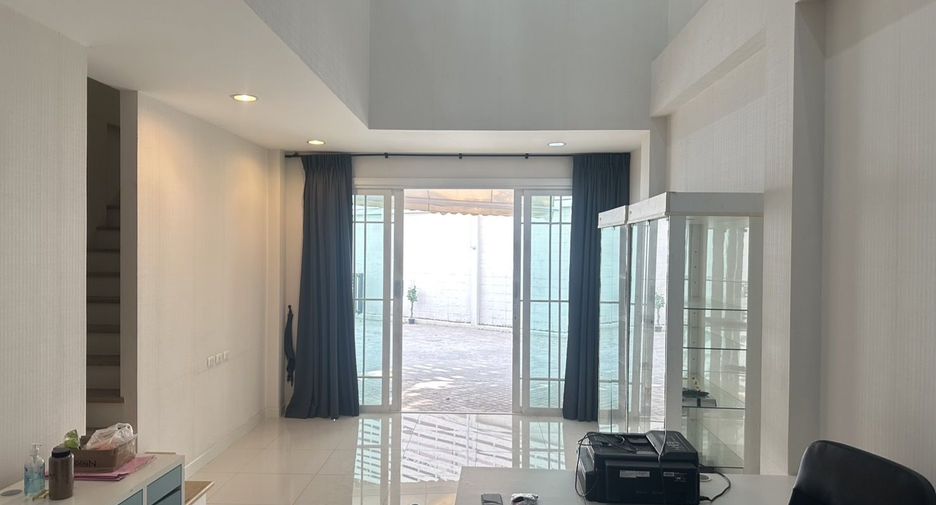 For sale and for rent 5 bedrooms townhouse in Bang Na, Bangkok