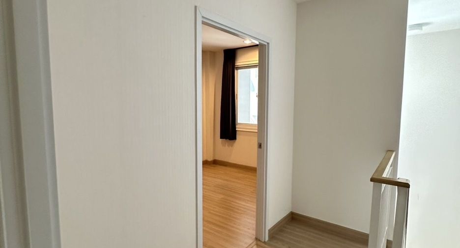 For sale and for rent 5 bedrooms townhouse in Bang Na, Bangkok