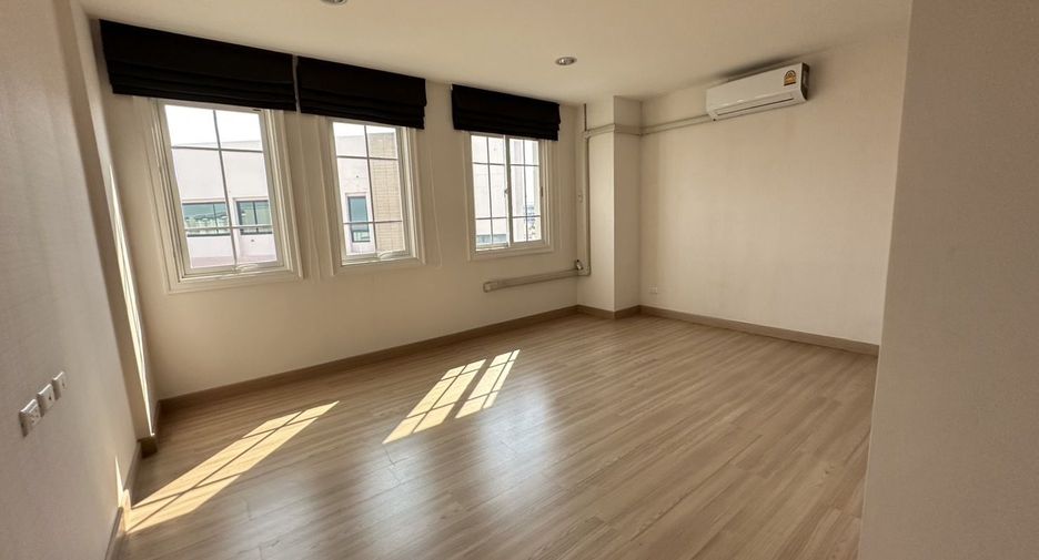 For sale and for rent 5 bedrooms townhouse in Bang Na, Bangkok
