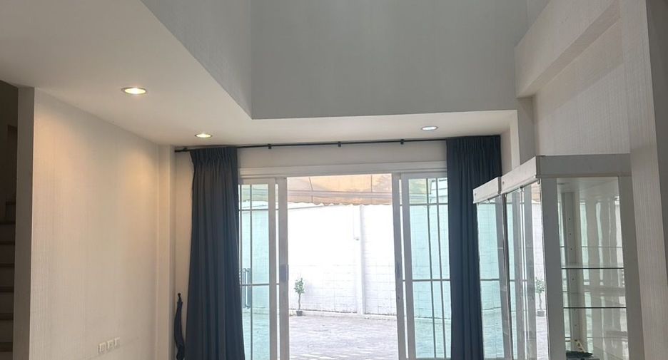 For sale and for rent 5 bedrooms townhouse in Bang Na, Bangkok