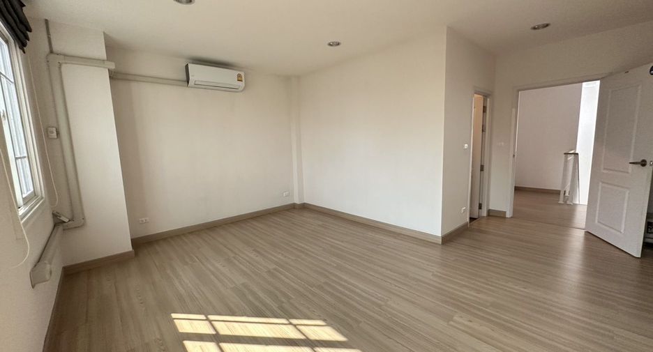 For sale and for rent 5 bedrooms townhouse in Bang Na, Bangkok
