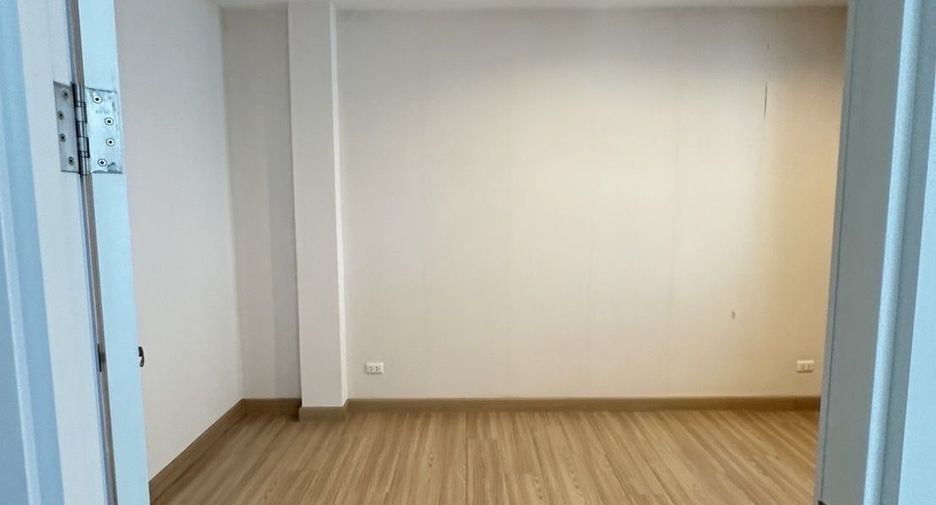 For sale and for rent 5 bedrooms townhouse in Bang Na, Bangkok