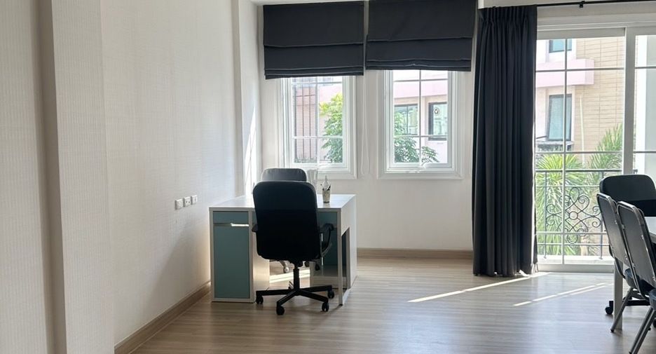 For sale and for rent 5 bedrooms townhouse in Bang Na, Bangkok