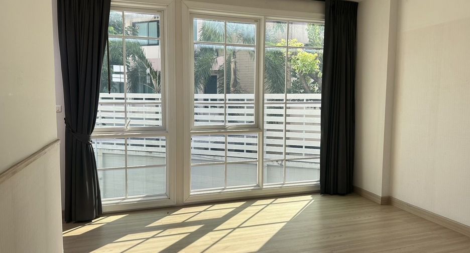 For sale and for rent 5 bedrooms townhouse in Bang Na, Bangkok