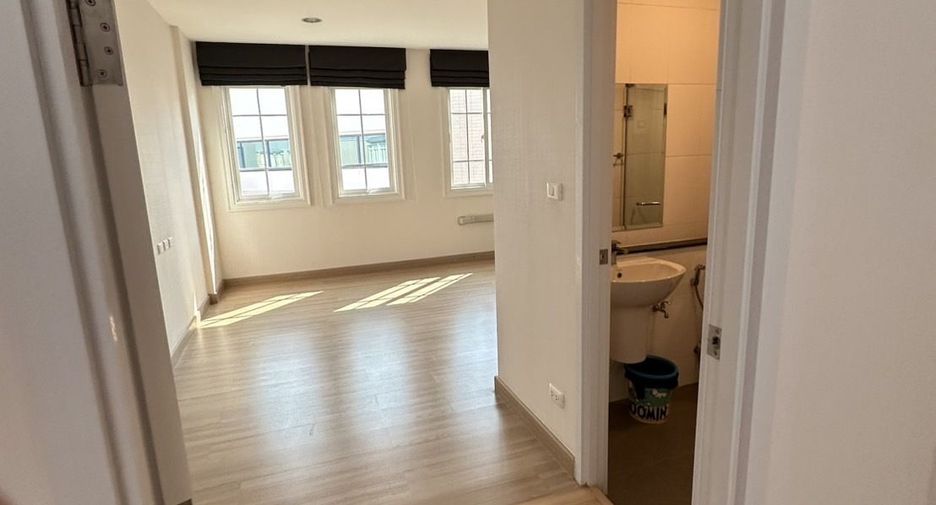 For sale and for rent 5 bedrooms townhouse in Bang Na, Bangkok