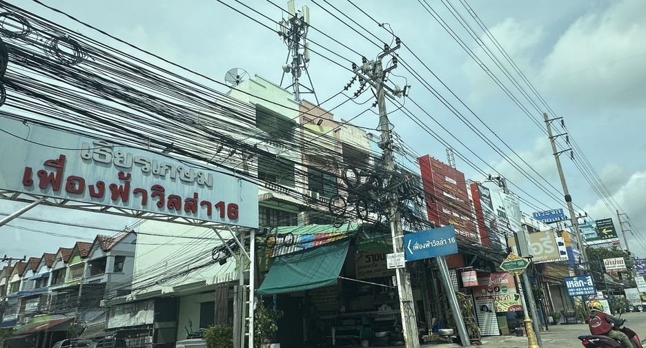 For sale 2 bedrooms retail Space in Mueang Samut Prakan, Samut Prakan
