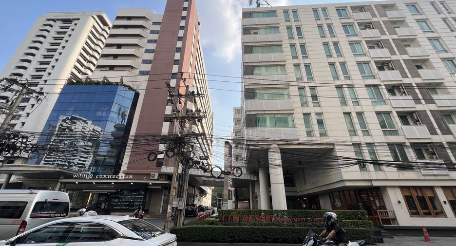 For rent 2 bedrooms retail Space in Watthana, Bangkok