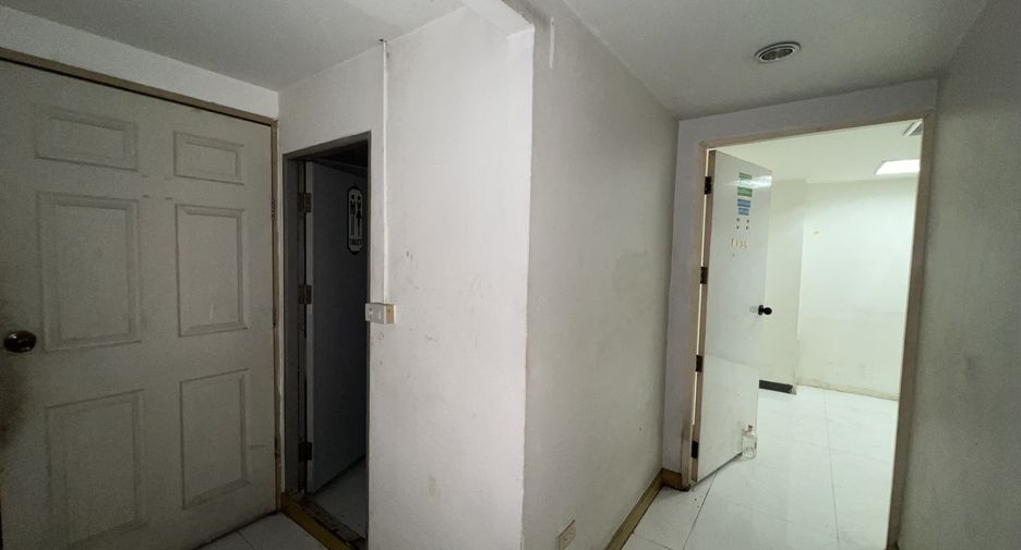 For rent 2 bedrooms retail Space in Watthana, Bangkok