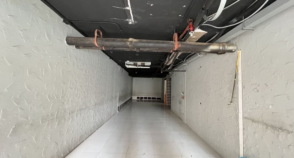 For rent 2 bedrooms retail Space in Watthana, Bangkok