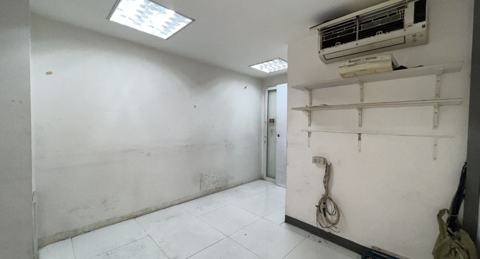For rent 2 bedrooms retail Space in Watthana, Bangkok