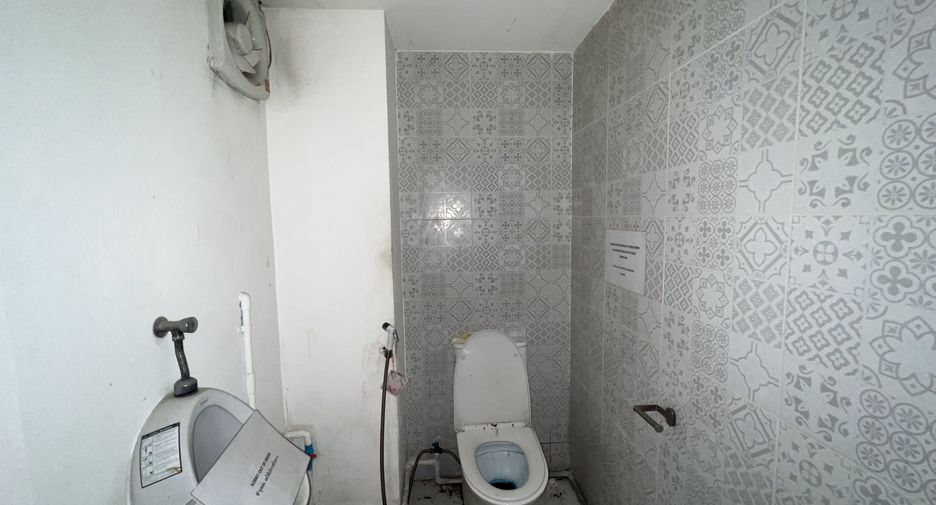For rent 2 bedrooms retail Space in Watthana, Bangkok