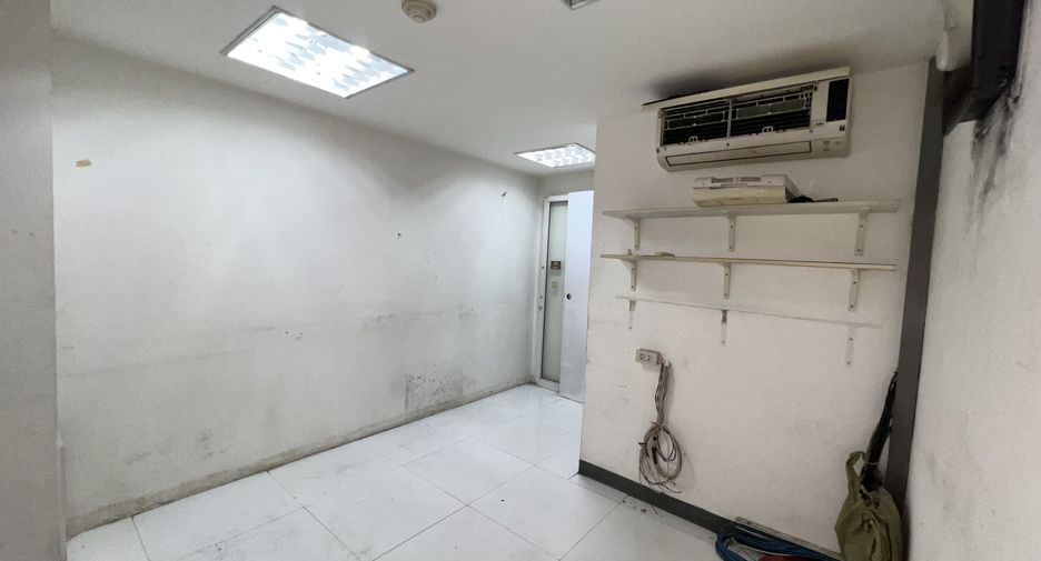 For rent 2 bedrooms retail Space in Watthana, Bangkok