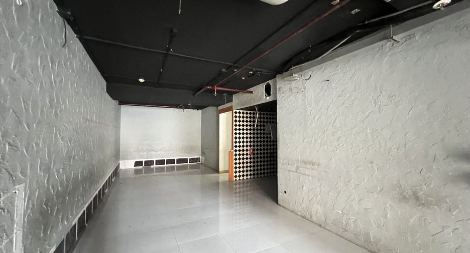 For rent 2 bedrooms retail Space in Watthana, Bangkok