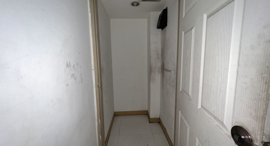 For rent 2 bedrooms retail Space in Watthana, Bangkok