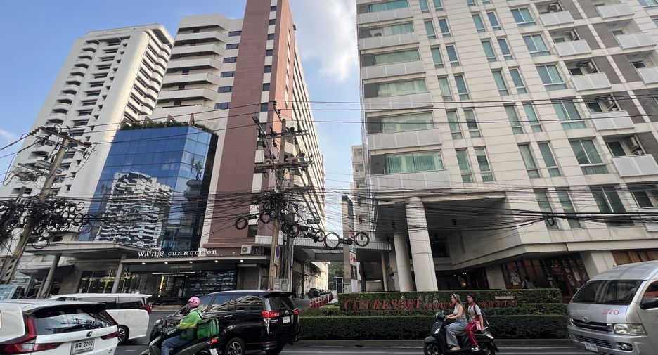 For rent 2 bedrooms retail Space in Watthana, Bangkok