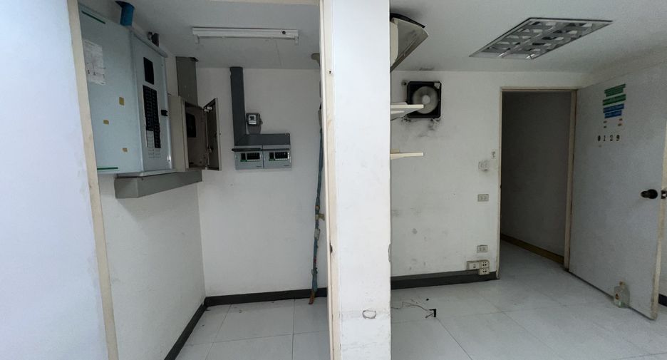 For rent 2 bedrooms retail Space in Watthana, Bangkok