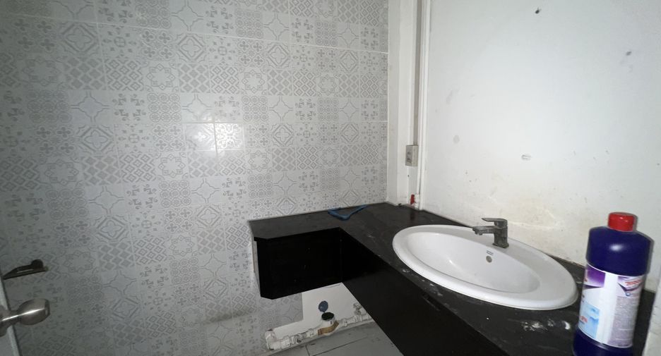For rent 2 bedrooms retail Space in Watthana, Bangkok