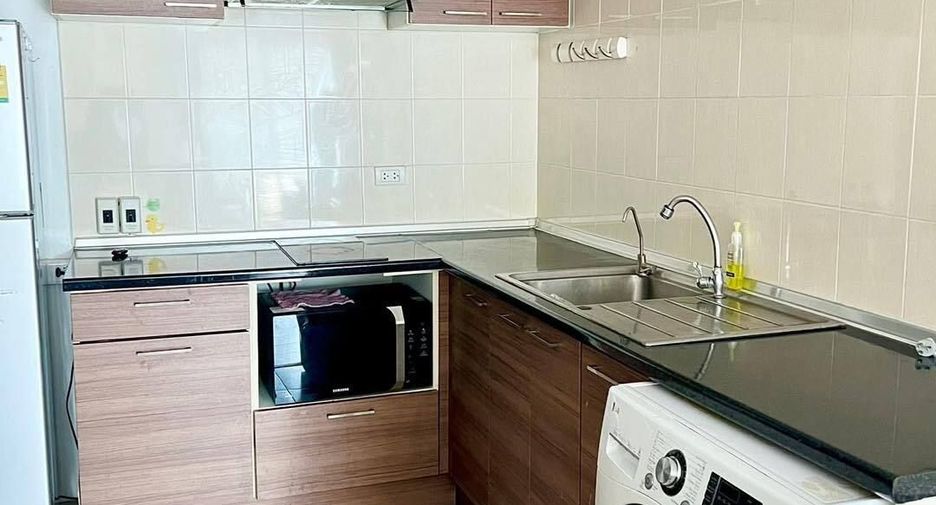 Condo en alquiler de 2 habitaciones en Huai Khwang, Bangkok