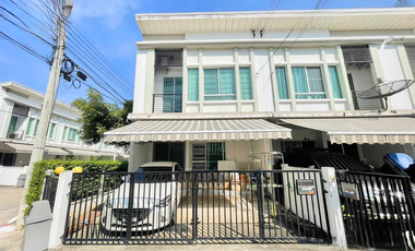 Casa adosada en venta de 3 habitaciones en Khlong Sam Wa, Bangkok