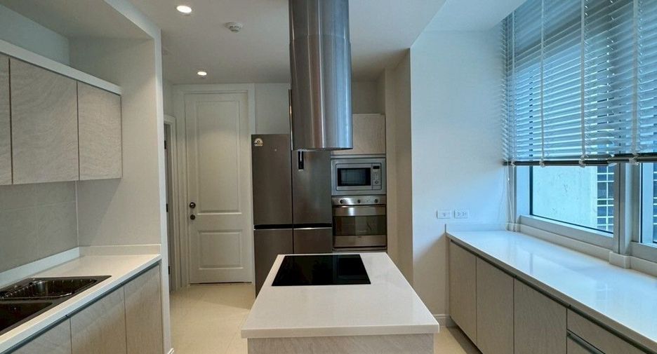 For rent 3 bedrooms condo in Pathum Wan, Bangkok