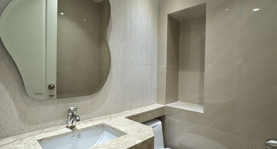 For rent 3 bedrooms condo in Pathum Wan, Bangkok