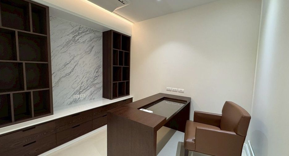 For rent 3 bedrooms condo in Pathum Wan, Bangkok