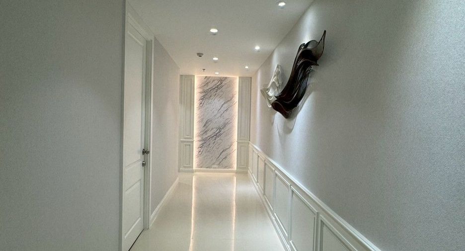 For rent 3 bedrooms condo in Pathum Wan, Bangkok