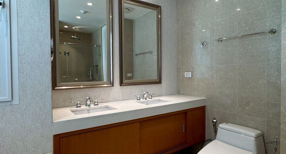 For rent 3 bedrooms condo in Pathum Wan, Bangkok