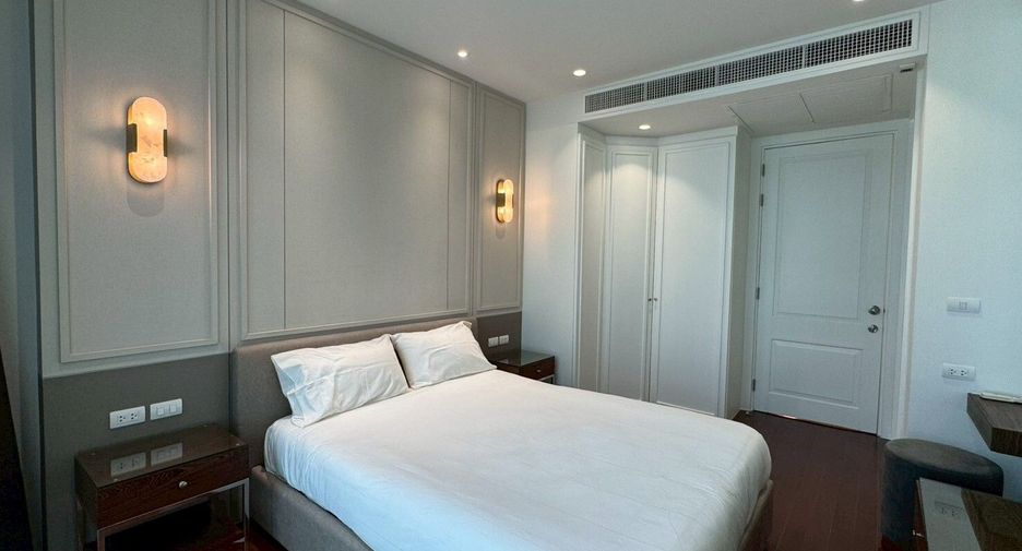 For rent 3 bedrooms condo in Pathum Wan, Bangkok