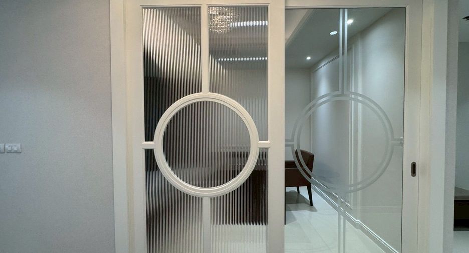 For rent 3 bedrooms condo in Pathum Wan, Bangkok