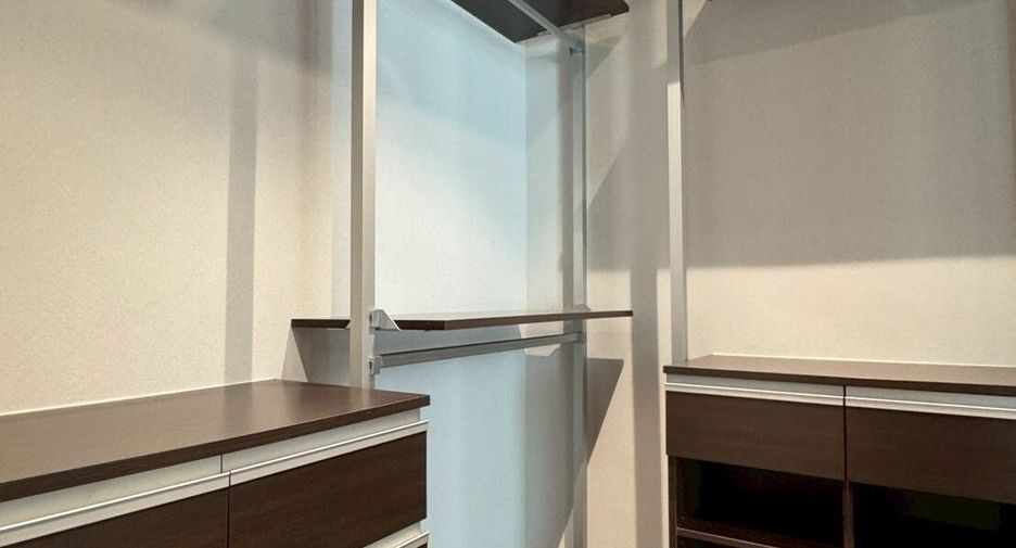 For rent 3 bedrooms condo in Pathum Wan, Bangkok