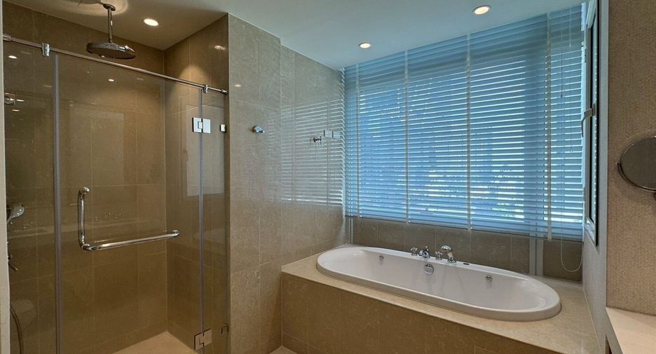 For rent 3 bedrooms condo in Pathum Wan, Bangkok