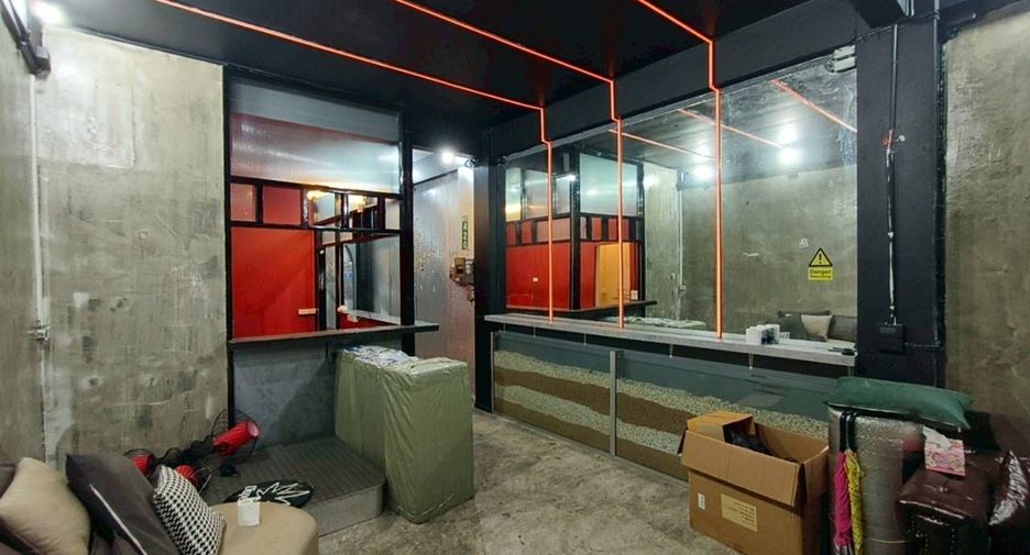 For rent 5 bedrooms townhouse in Bang Rak, Bangkok
