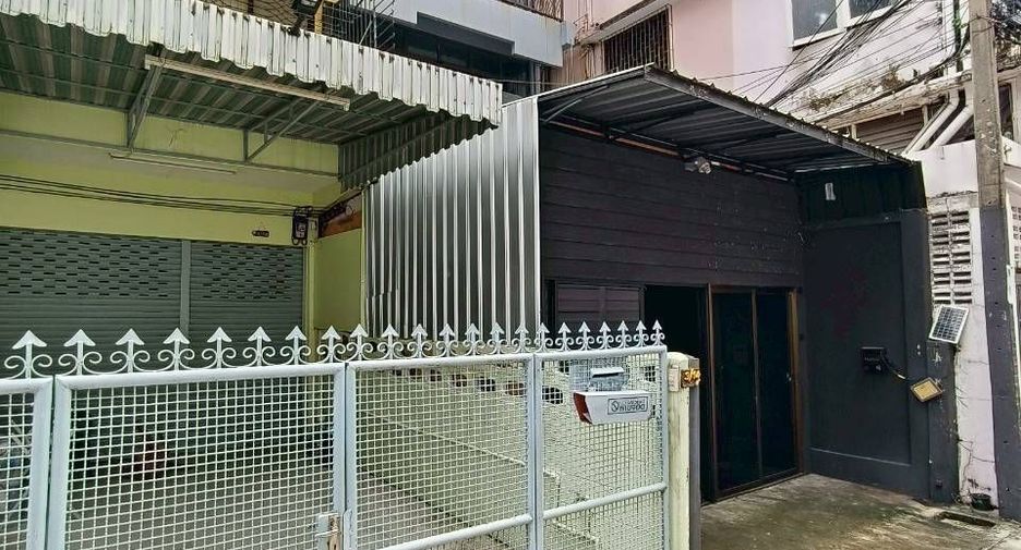 For rent 5 bedrooms townhouse in Bang Rak, Bangkok
