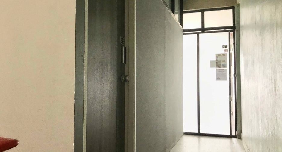 For rent 5 bedrooms townhouse in Bang Rak, Bangkok