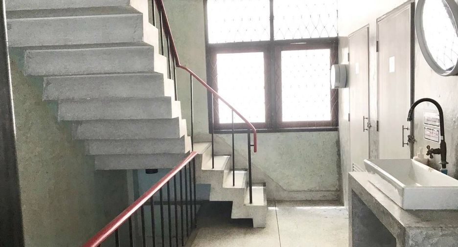 For rent 5 bedrooms townhouse in Bang Rak, Bangkok