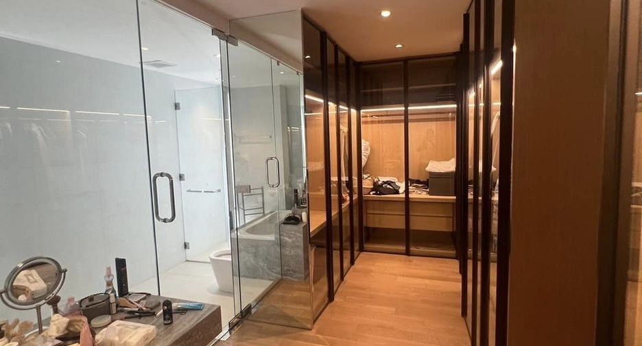 For rent 3 bedrooms townhouse in Saphan Sung, Bangkok