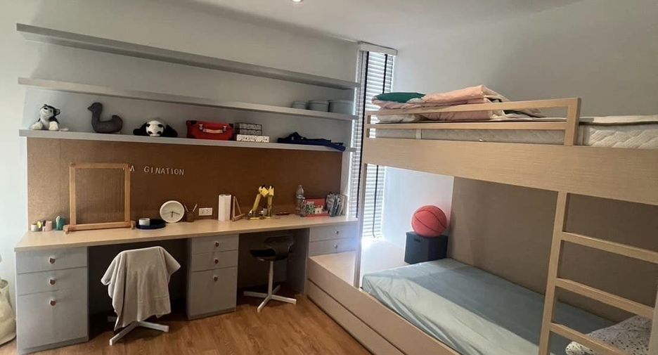 For rent 3 bedrooms townhouse in Saphan Sung, Bangkok