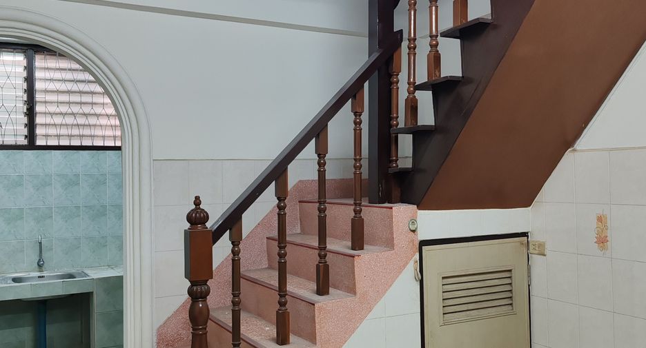For rent 5 bedrooms retail Space in Sathon, Bangkok