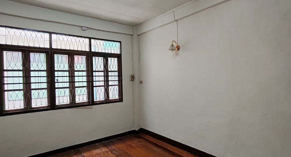 For rent 5 bedrooms retail Space in Sathon, Bangkok