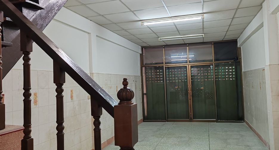 For rent 5 bedrooms retail Space in Sathon, Bangkok