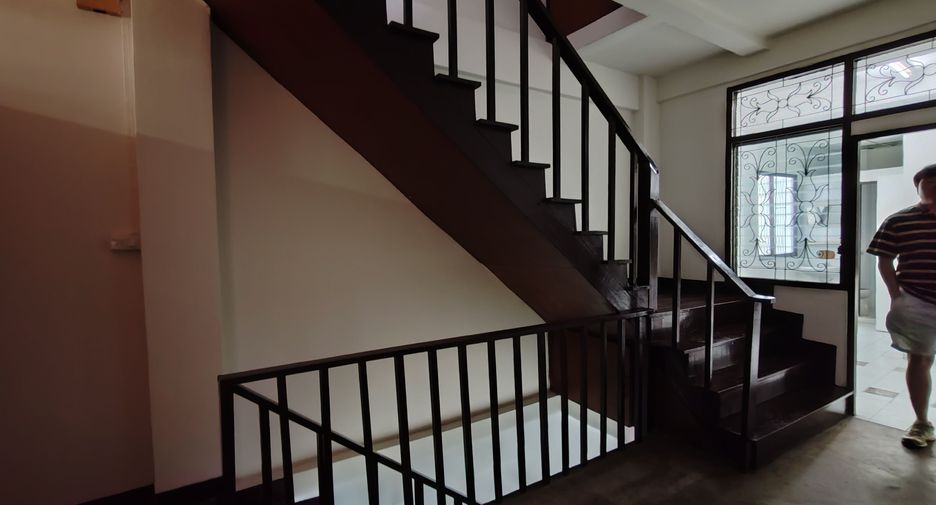 For rent 5 bedrooms retail Space in Sathon, Bangkok